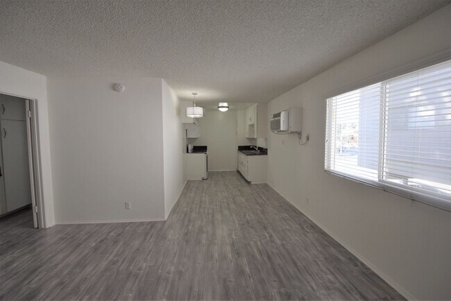 Foto del edificio - 6954 Woodman Ave