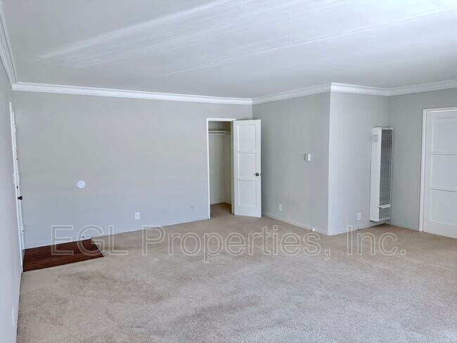 Building Photo - 1235 Havenhurst Dr