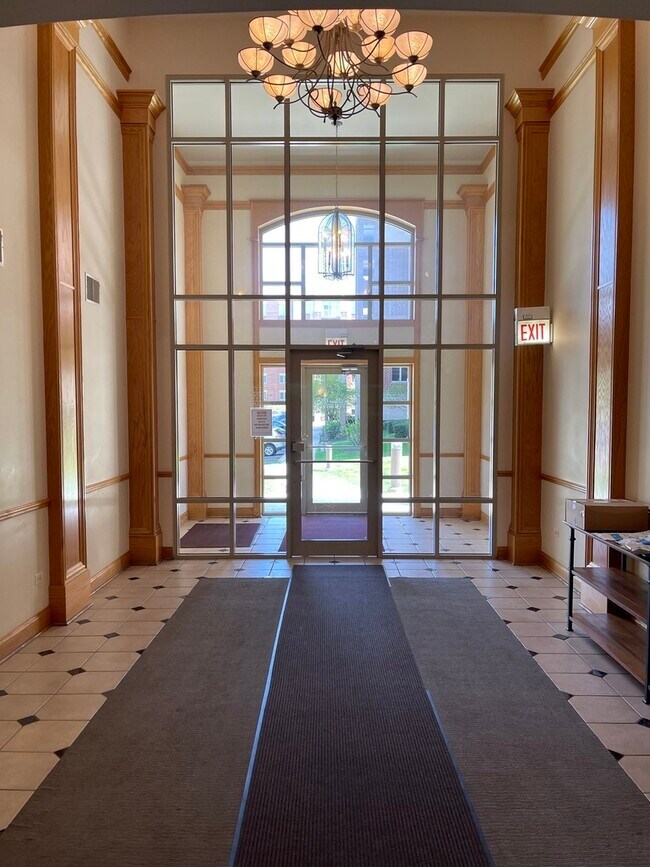 Foto del edificio - 8747 W Bryn Mawr Ave