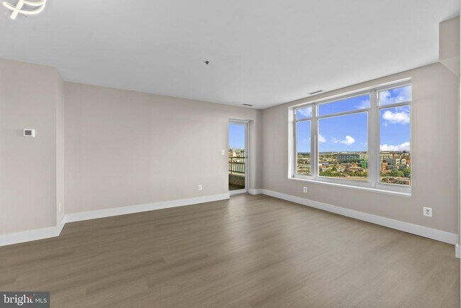 Foto del edificio - 100 Harborview Dr