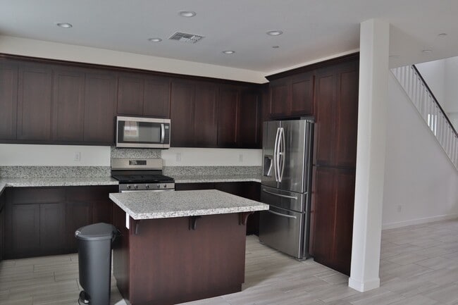 Building Photo - 1040 Oakbriar Cir