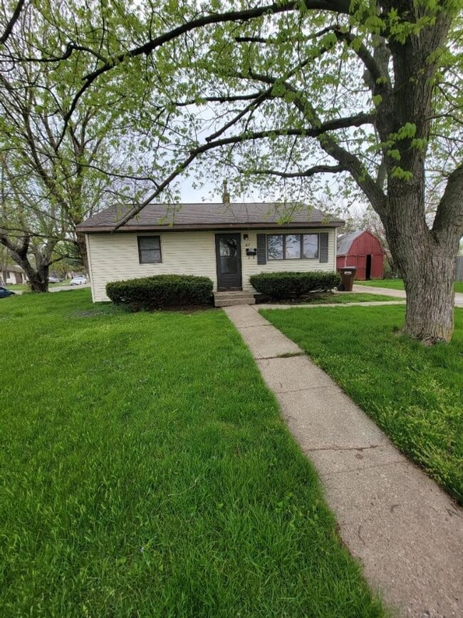 Building Photo - 2 Bedroom Ranch Home in Fairborn - Just Re...