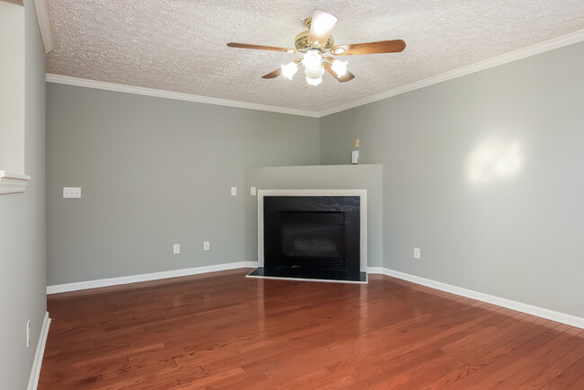 Building Photo - 8 Barnsdale Ct