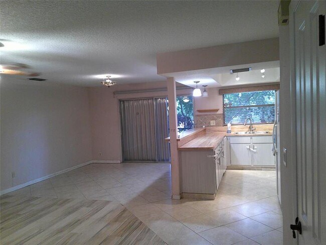 Foto del edificio - 4291 Coral Springs Dr