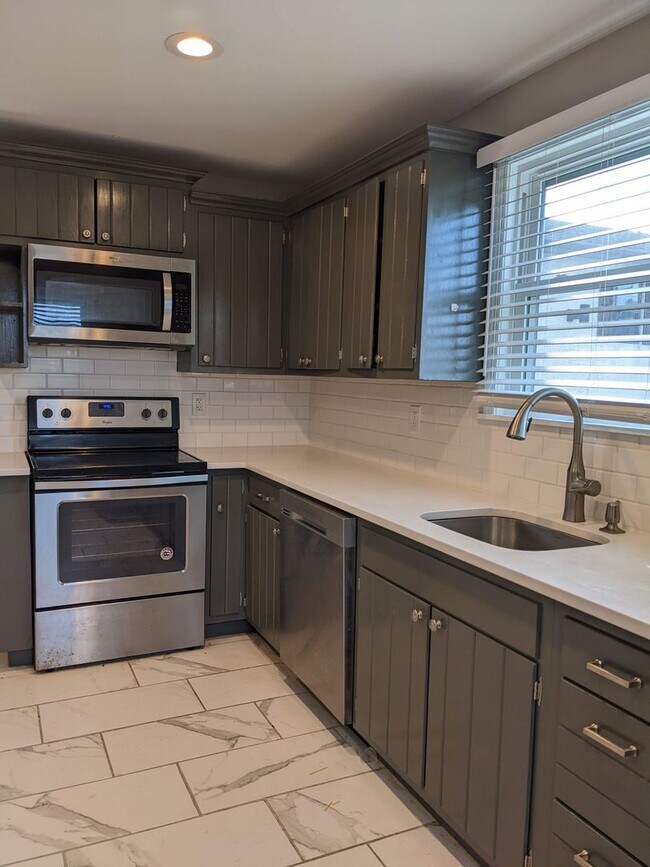 Building Photo - 153 Main St