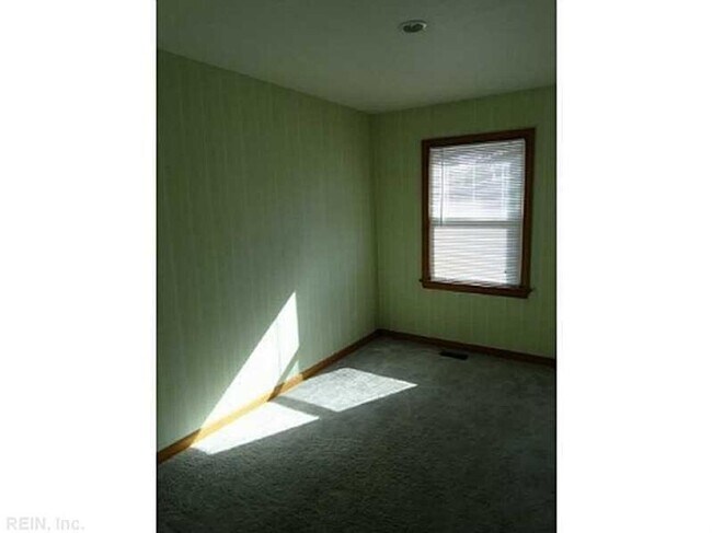 Foto del edificio - Call Sabrina Thomas at 757-767-0767 for more information