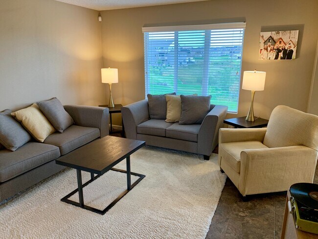 Foto del edificio - 3 bedroom 2.5 bath townhome