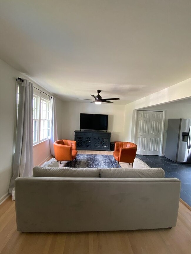 Building Photo - Charming 5 Bed, 3 Bath Home in the Heart o...