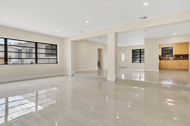 Building Photo - 715 NE 178th St