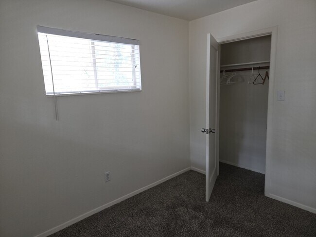 Foto del edificio - Newly remodeled apartment walk to the lake