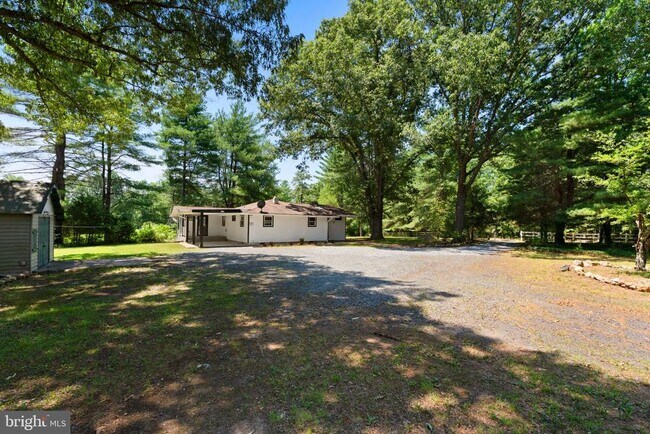 Foto del edificio - 8405 Shirley Rd