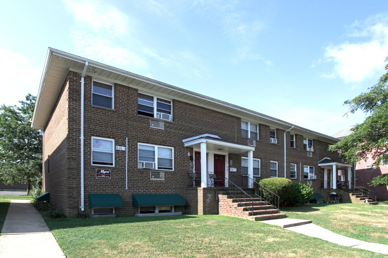 Building Photo - 627 17th Ave