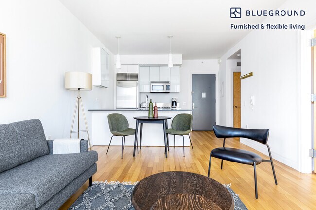 Building Photo - 550 W 54th St