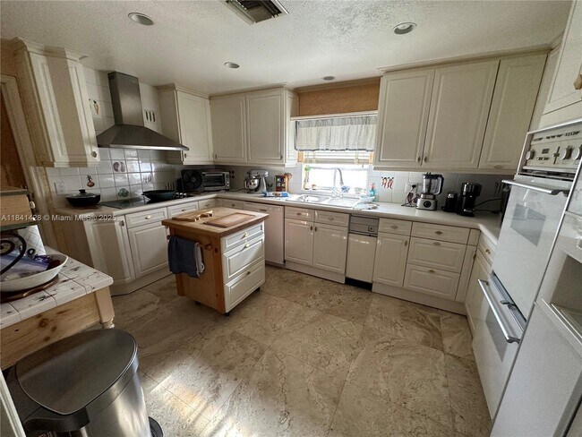 Foto del edificio - 8001 SW 36th Terrace