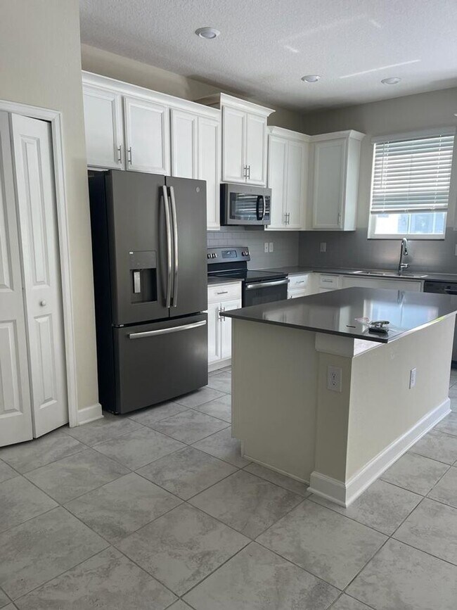 Foto del edificio - 3 Bed 2.5 Bath Townhouse
