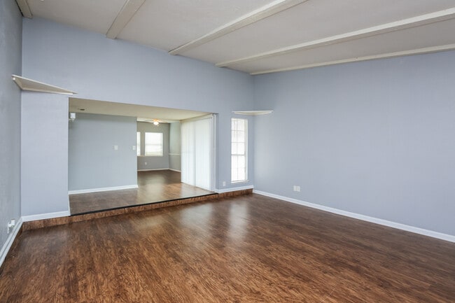 Foto del edificio - 7439 Oakmore Dr