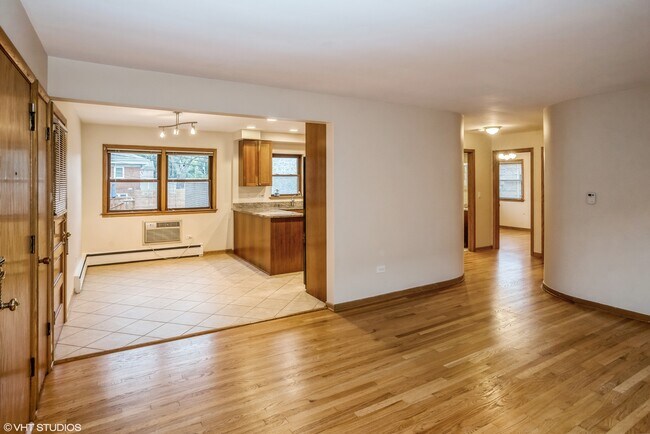 Foto del edificio - 6855 N Olmsted Ave