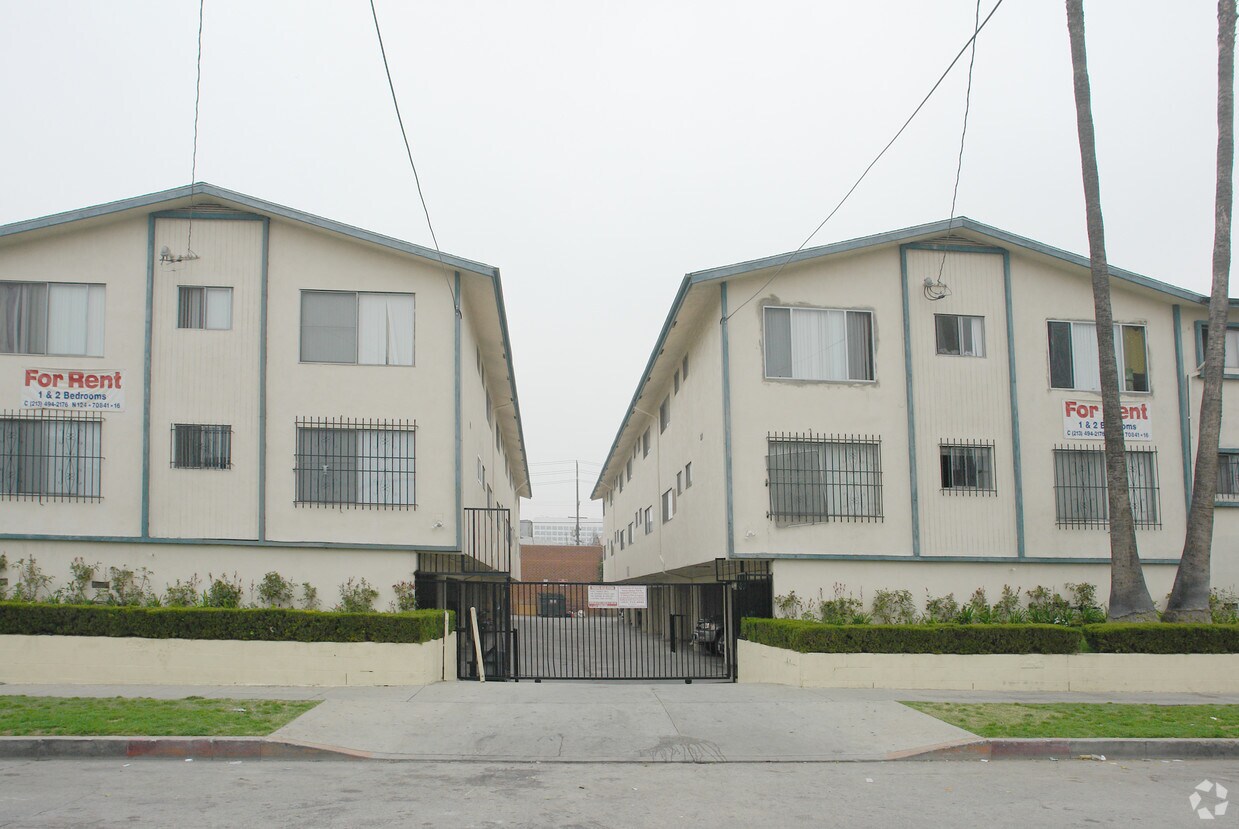 Building Photo - 4521-4525 Willow Brook Ave