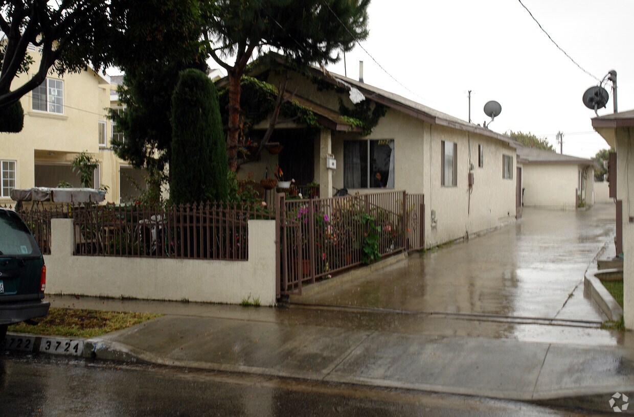 Foto del edificio - 3724 W 107th St