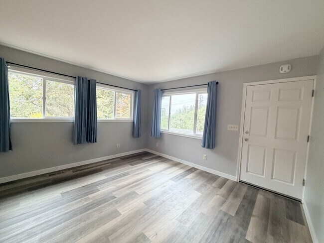Foto del edificio - Serene 1-Bedroom Home with Privacy & Nature Views