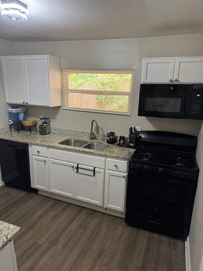Building Photo - 1368 Margarette Dr