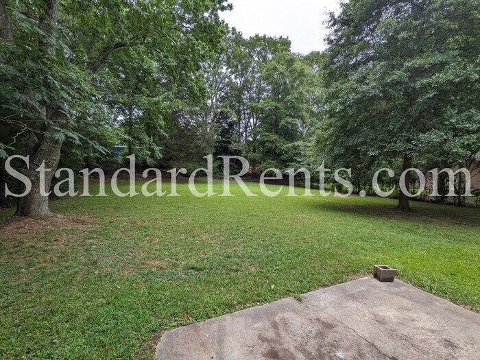 Foto del edificio - Brick ranch with large fenced in yard
