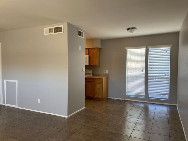 Building Photo - 2693 E Oakleaf Dr