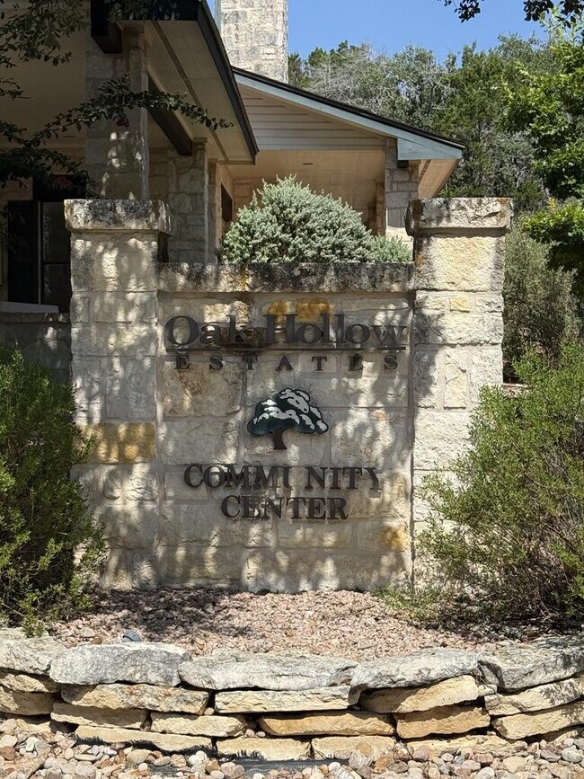 Foto del edificio - 665 Oak Hollow Dr