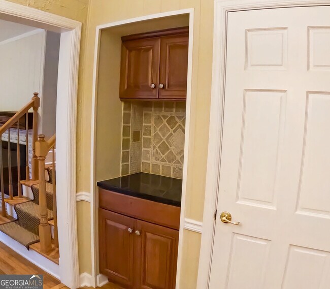 Building Photo - 998 Ferncliff Rd NE