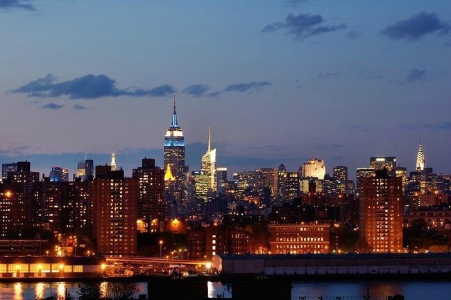 Building Photo - 185 York St