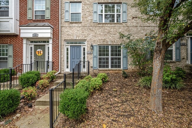 Building Photo - Luxury Townhome at the Boulevard