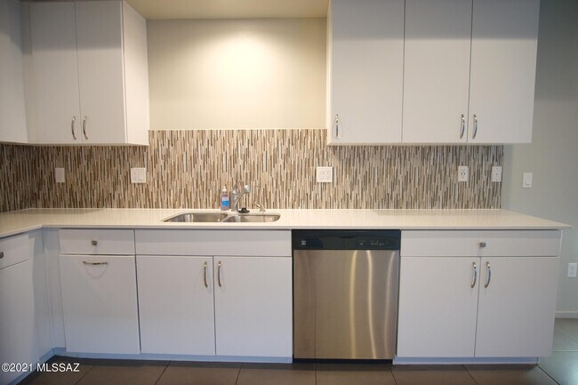 Building Photo - 932 E Lustrum Ln