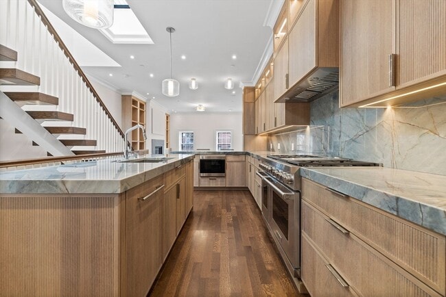 Building Photo - 2 Byron St