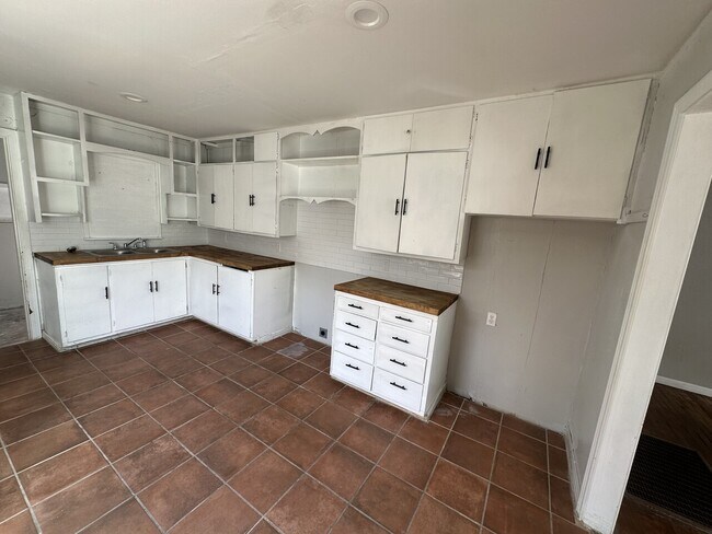 Building Photo - *614 S Dallas