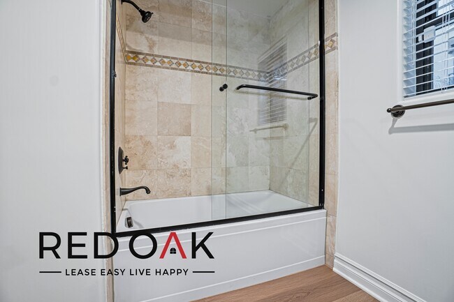 Foto del edificio - Stunning Three Bedroom with Spacious Rooms...