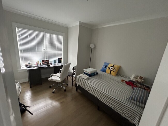 Foto del edificio - 13 Greylock Rd