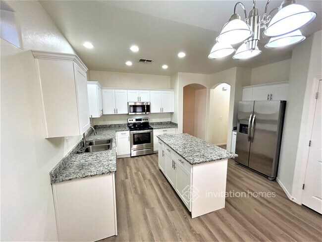Building Photo - 5645 W Vineyard Rd