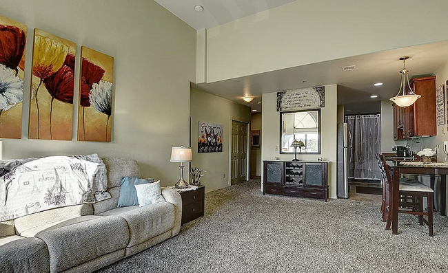 Building Photo - Cozy & Quiet Top Floor Studio