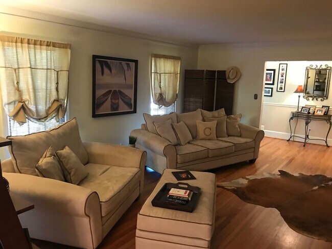 Foto del edificio - Charming Three Bedroom Home