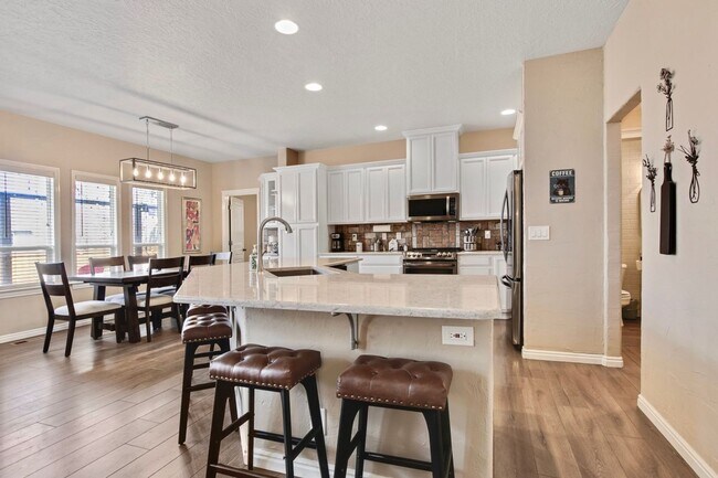 Foto del edificio - Fully Furnished 5 Bedroom Home in Eagle Id...