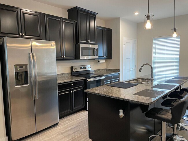 Foto del edificio - Spacious 3-Bedroom Townhome in Norfolk! "A...
