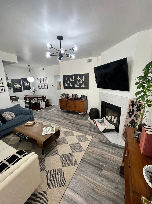 Foto del edificio - Stunning 2-Bed, 2-Bath Renovated Home with Private Patio & Parking!