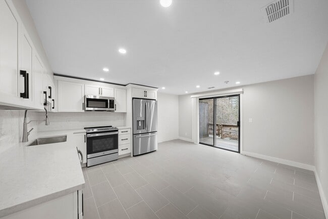 Building Photo - 44 Pinebrook Ln