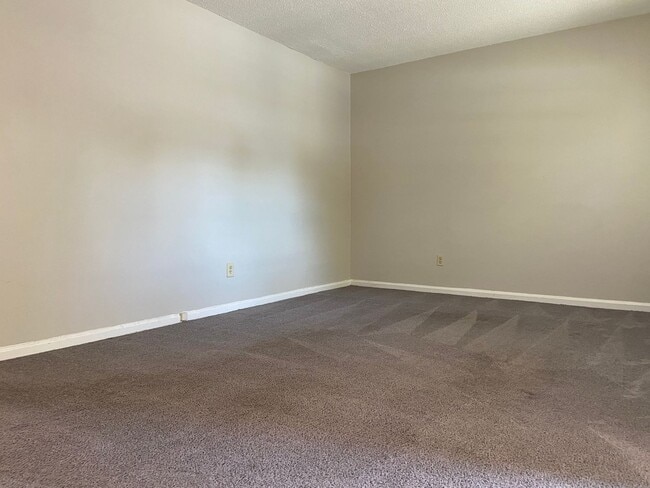 Building Photo - 1 Bedroom, 1 Bathroom Condo in High Point!