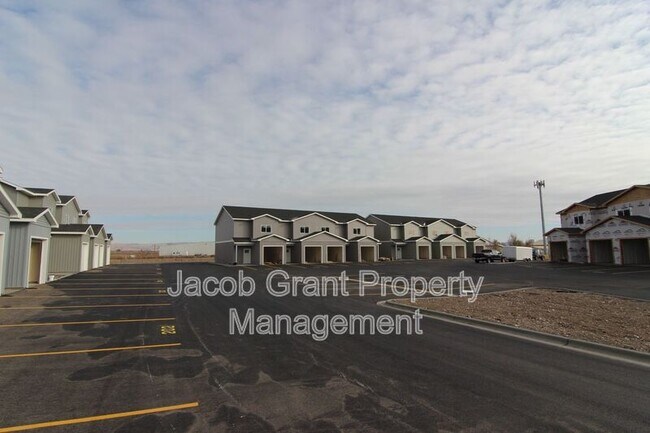 Building Photo - 655 Ruby Cir