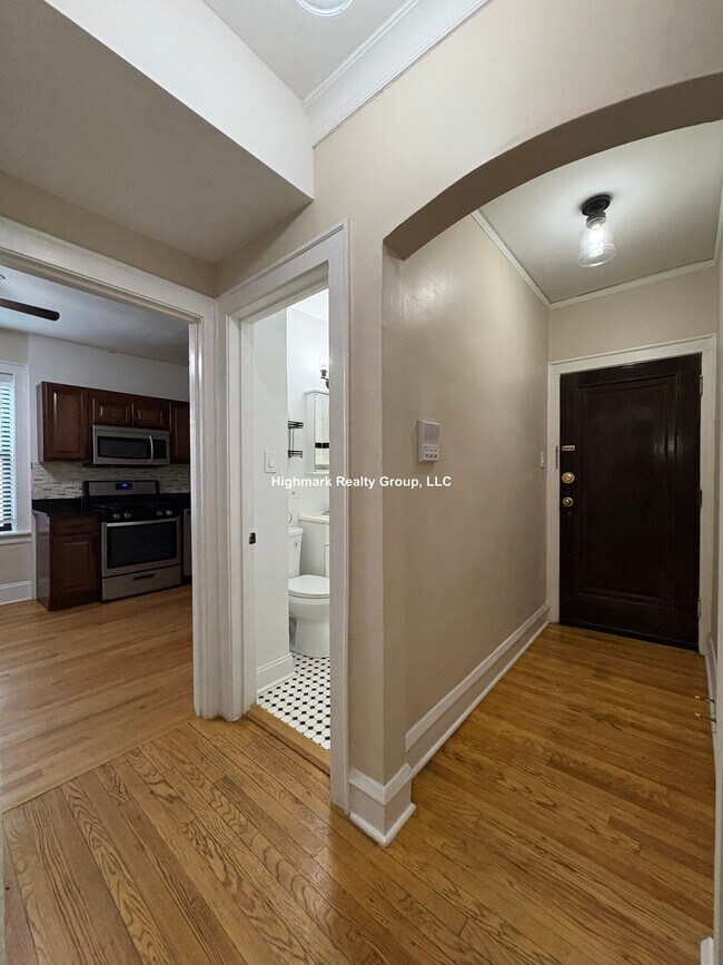 Building Photo - 718 Reba Pl
