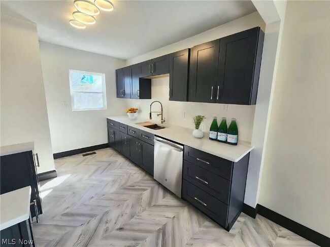 Foto del edificio - 1310 N Leavitt Rd