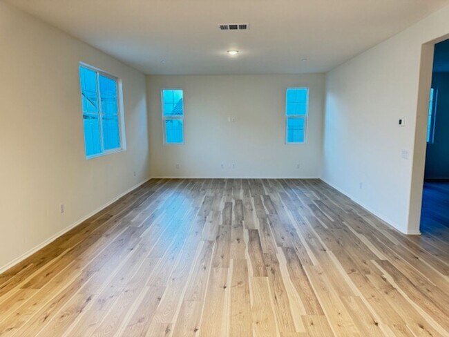 Foto del edificio - Newly built 5 + 3 With Solar! $3800