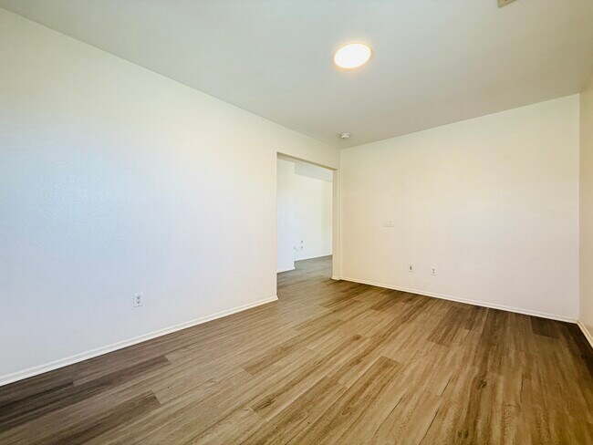 Building Photo - 44608 Avenida Linda