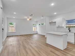Building Photo - 8102 Crestview Dr